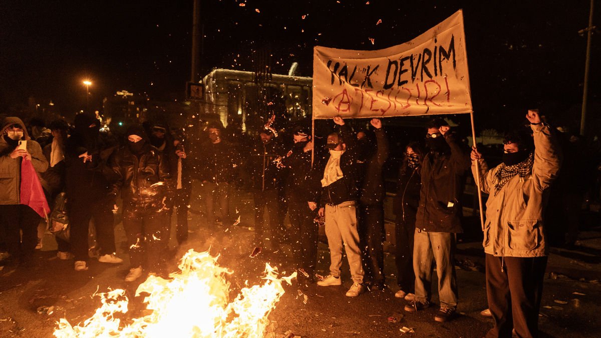 Un moment d’una protesta a Istanbul, divendres. - EFE/EPA/ERDEM SAHIN