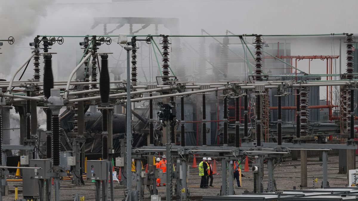Inspecció a la subestació elèctrica que va provocar el caos a l’aeroport de Heathrow divendres. - MAJA SMIEJKOWSKA / PA WIRE / DPA
