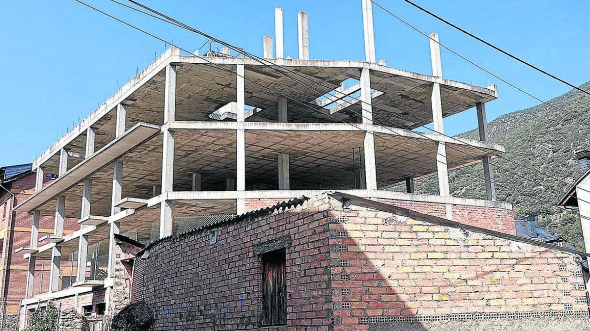 L’edifici a mig construir al carrer la Solana de Sort.
