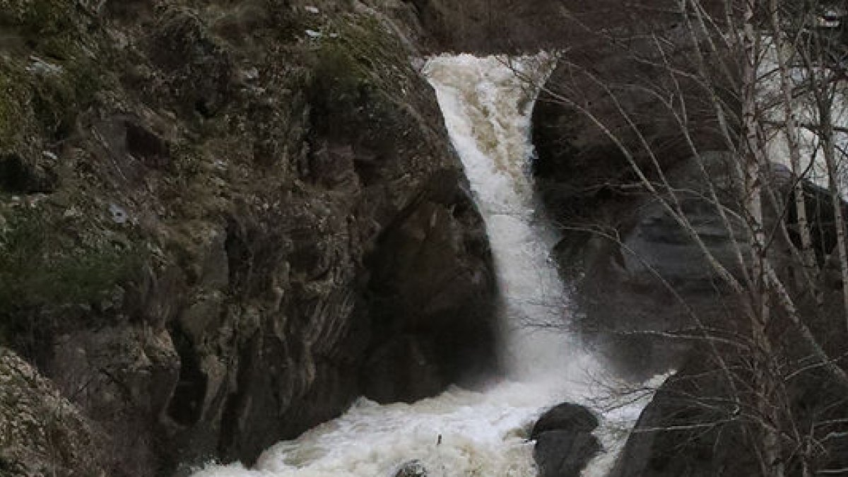 El riu Romadriu baixava ahir amb un cabal intens cap a la Pallaresa. - EDGAR ALDANA