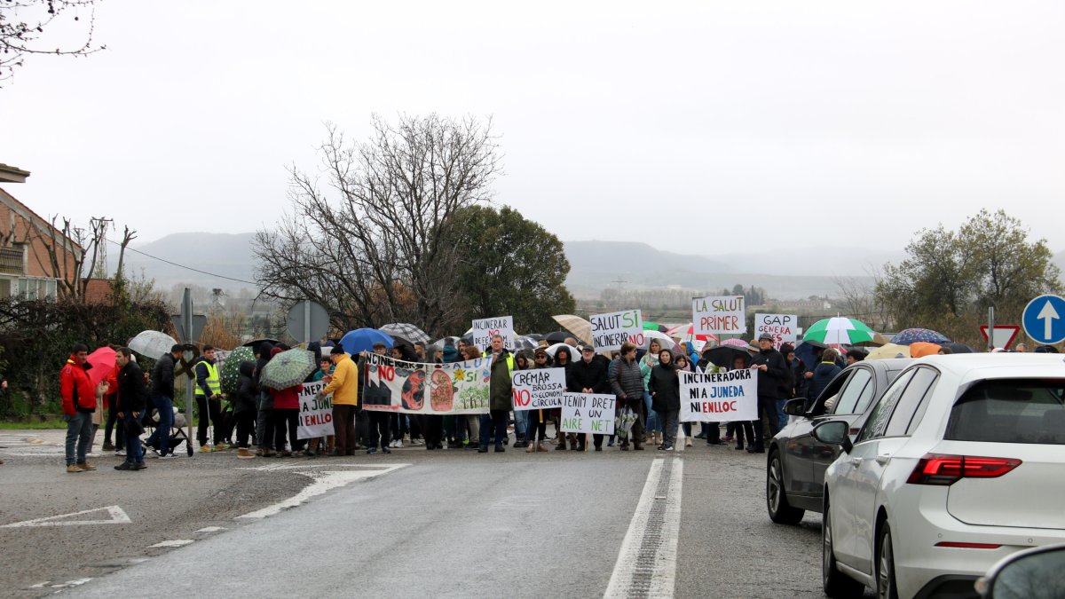 Un grup de manifestants tallen la carretera N-240 a Juneda contra la planta de Nova Tracjusa.