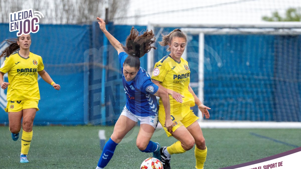 Marina Pérez busca dar continuidad a una jugada del AEM ante la oposición de una jugadora del Villarreal.