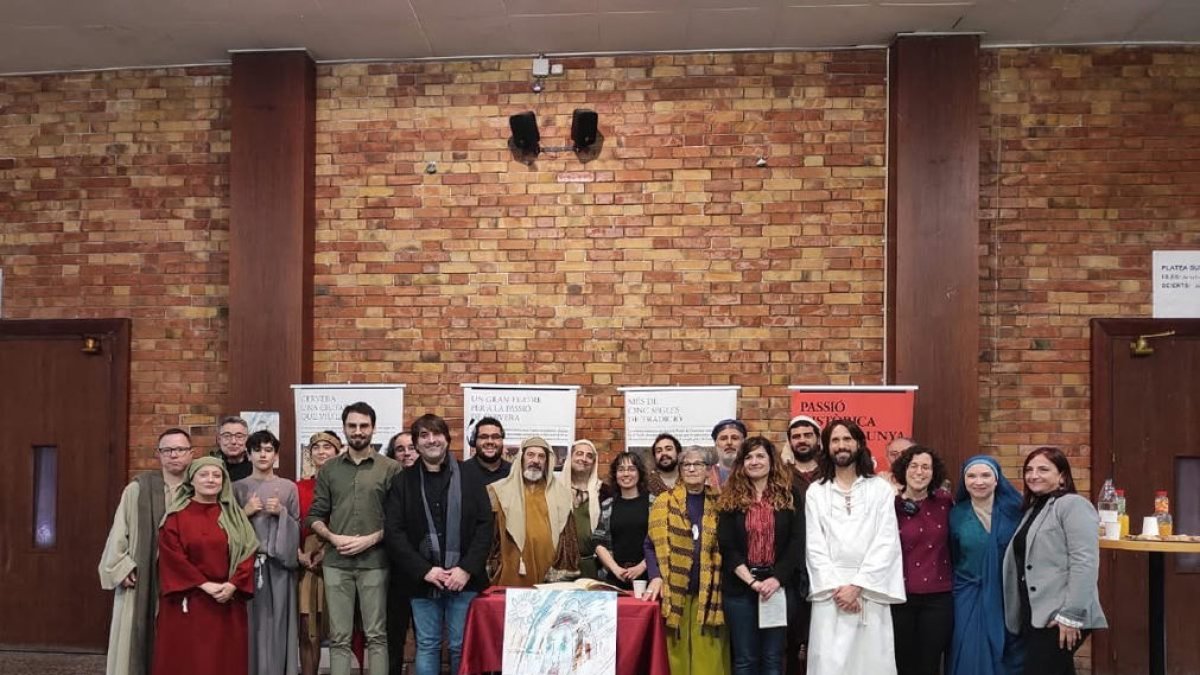 Foto de grup d’alguns personatges de l’obra teatral, dissabte amb representants institucionals.