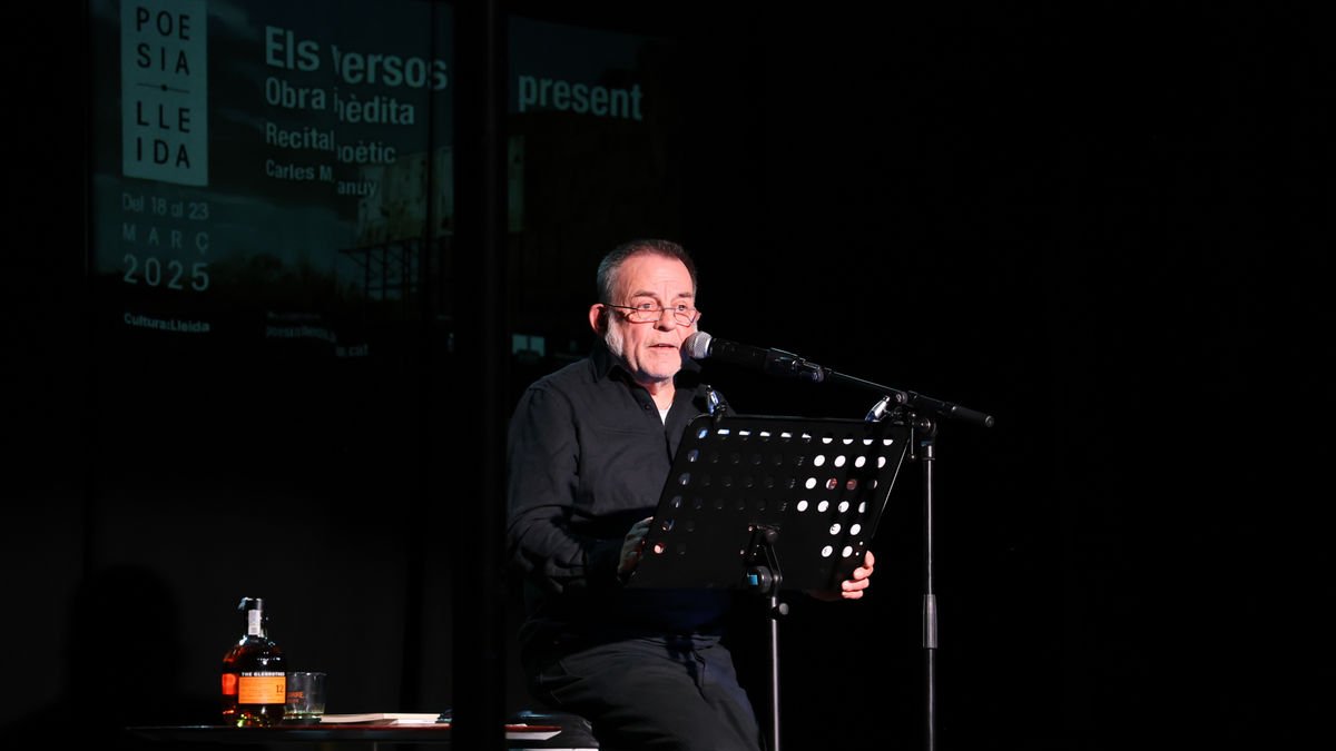 El poeta lleidatà Carles M. Sanuy, ahir al Cafè del Teatre en el recital ‘Els versos del present’. - AMADO FORROLLA