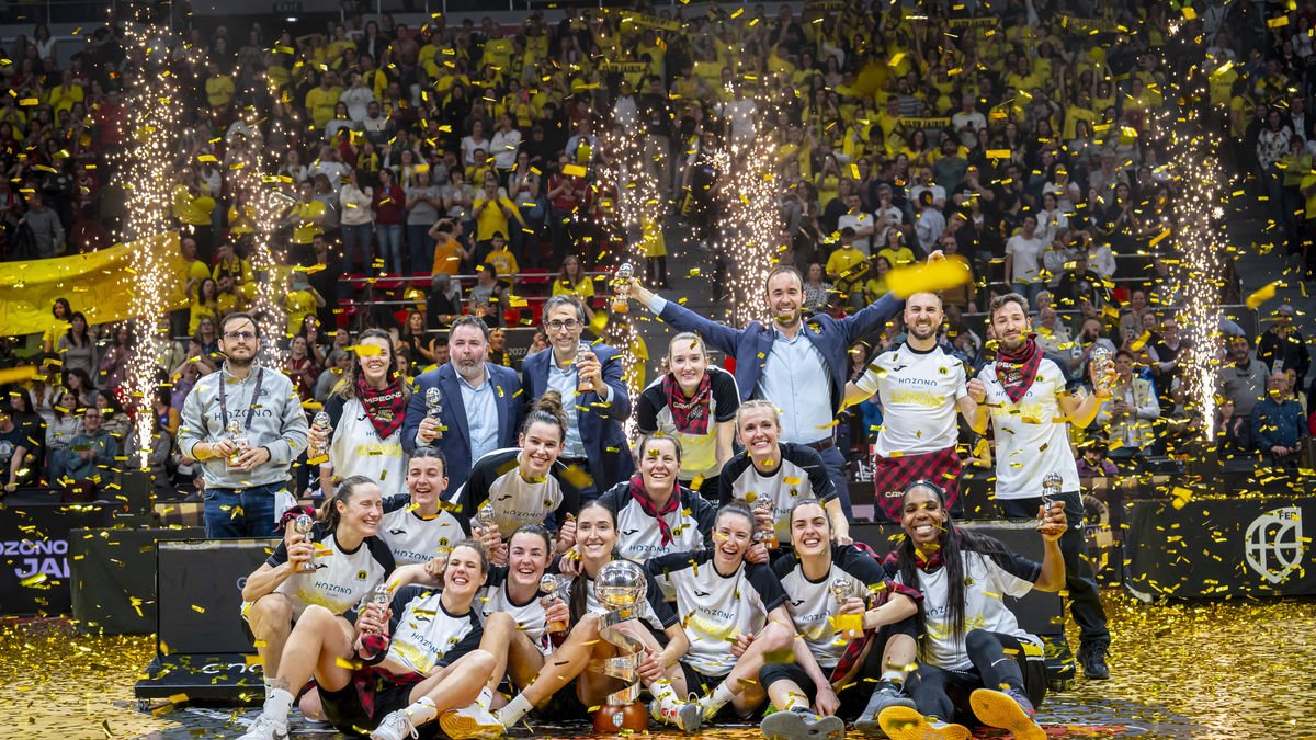Bernat Canut, al centre amb els braços oberts, celebrant amb els seus jugadors i staff una victòria històrica per al Jairis. - FEB