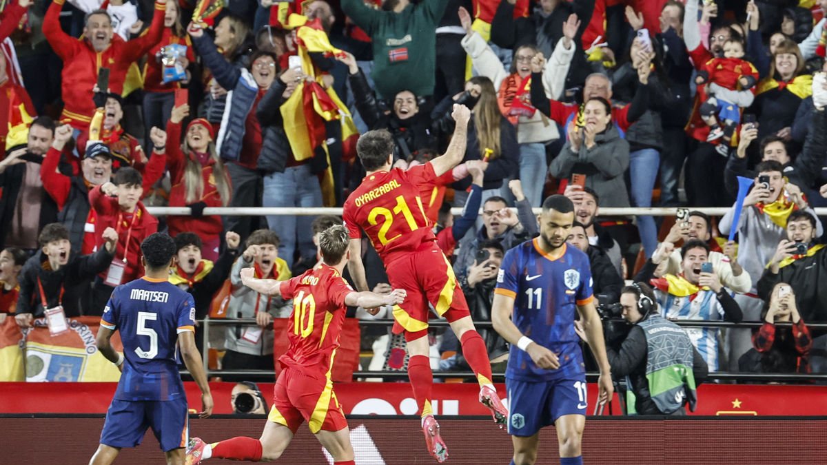 Mikel Oyarzabal celebra un dels dos gols que va anotar ahir durant el partit a Mestalla. - EFE