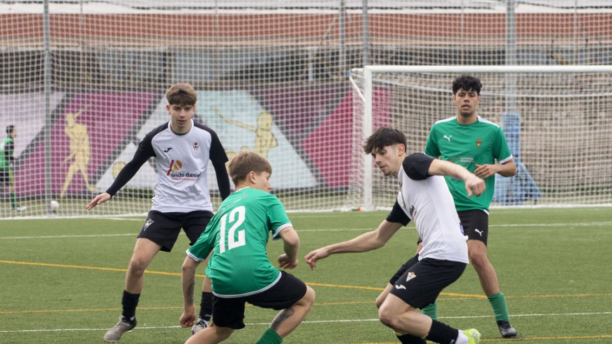 Un jugador del Cervera B mira de superar un rival. - LAIA PEDRÓS