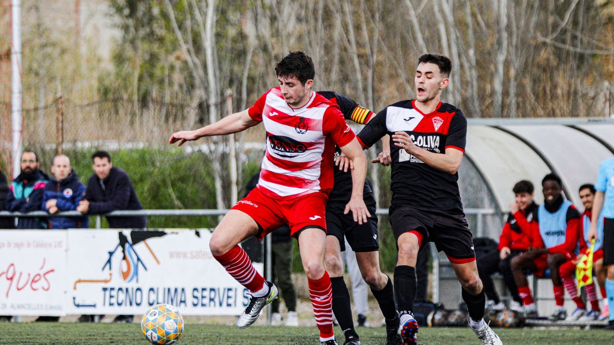Un jugador del Almacelles trata de mantener el balón ante la presión de dos rivales. - INGRID SEGURA