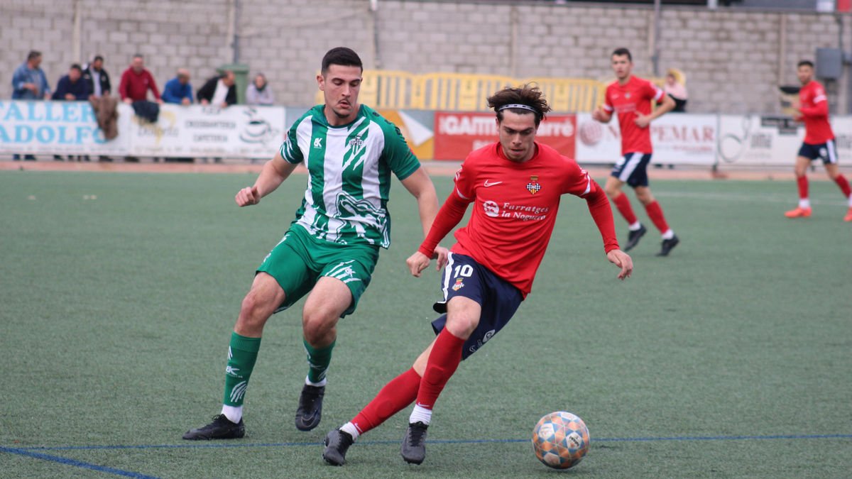 Bayona, del Balaguer, conduce un balón presionado por un jugador del Singuerlín. - JOAN BOVÉ