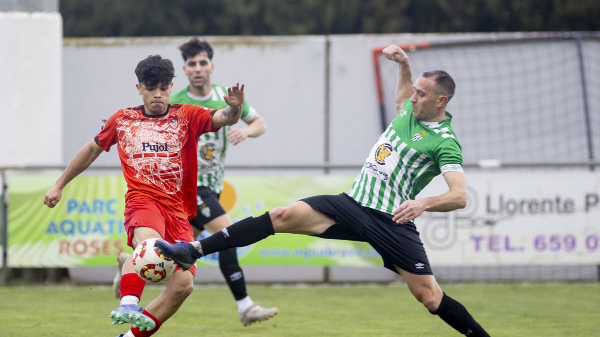 Carlos Martínez, autor del 1-3, trata de descargar un balón ante la presión de un futbolista del Peralada. - ÁREA 11