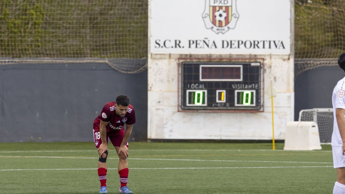 Mario Domingo, amb les mans sobre els genolls i amb gest abatut després de confirmar-se el setzè empat del curs, que deixa amb menys opcions de play-off l’equip lleidatà. - JORDI ECHEVARRIA