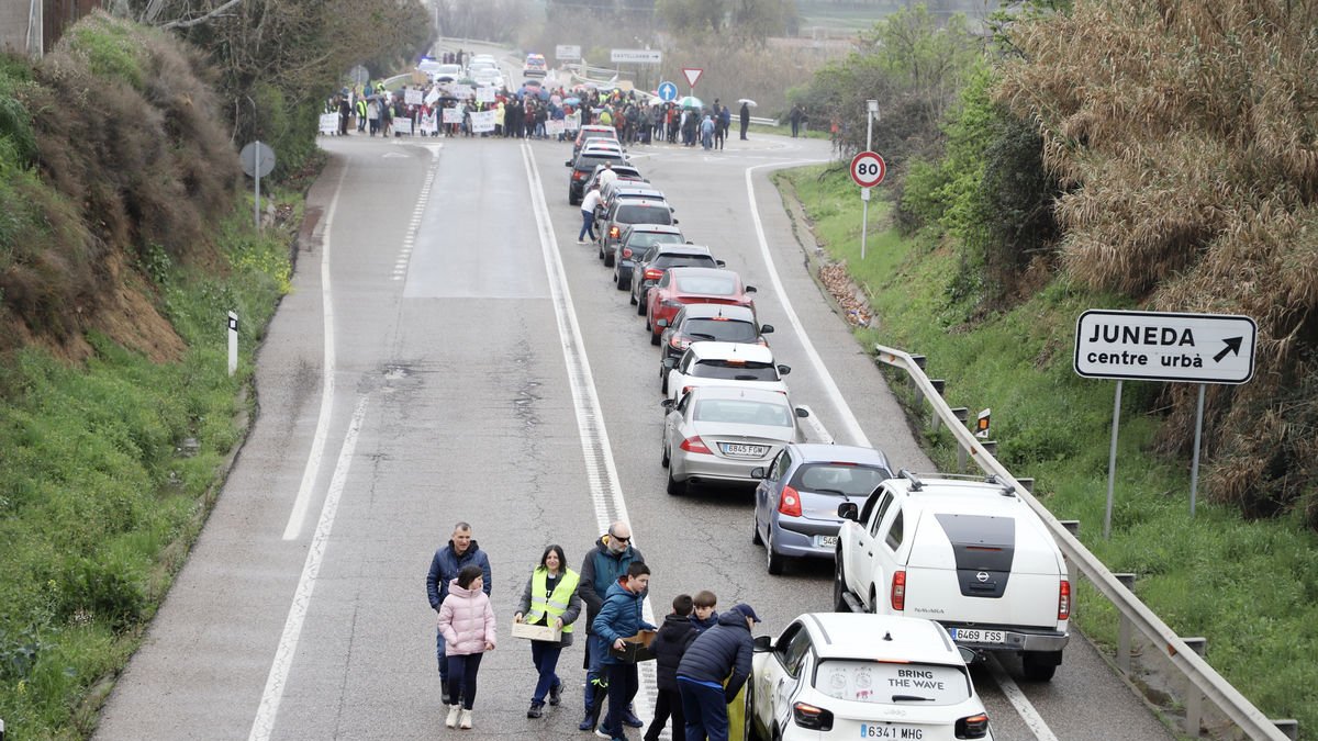 Los manifestantes cortaron la N-240 a su paso por Juneda y explicaron a los conductores su causa. - MAGDALENA ALTISENT