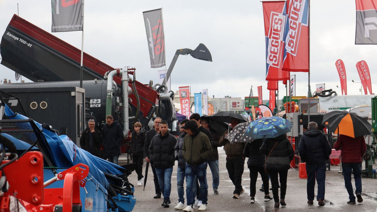 Público recorriendo la zona exterior del recinto ferial, donde está expuesta la maquinaria. - J.GÓMEZ