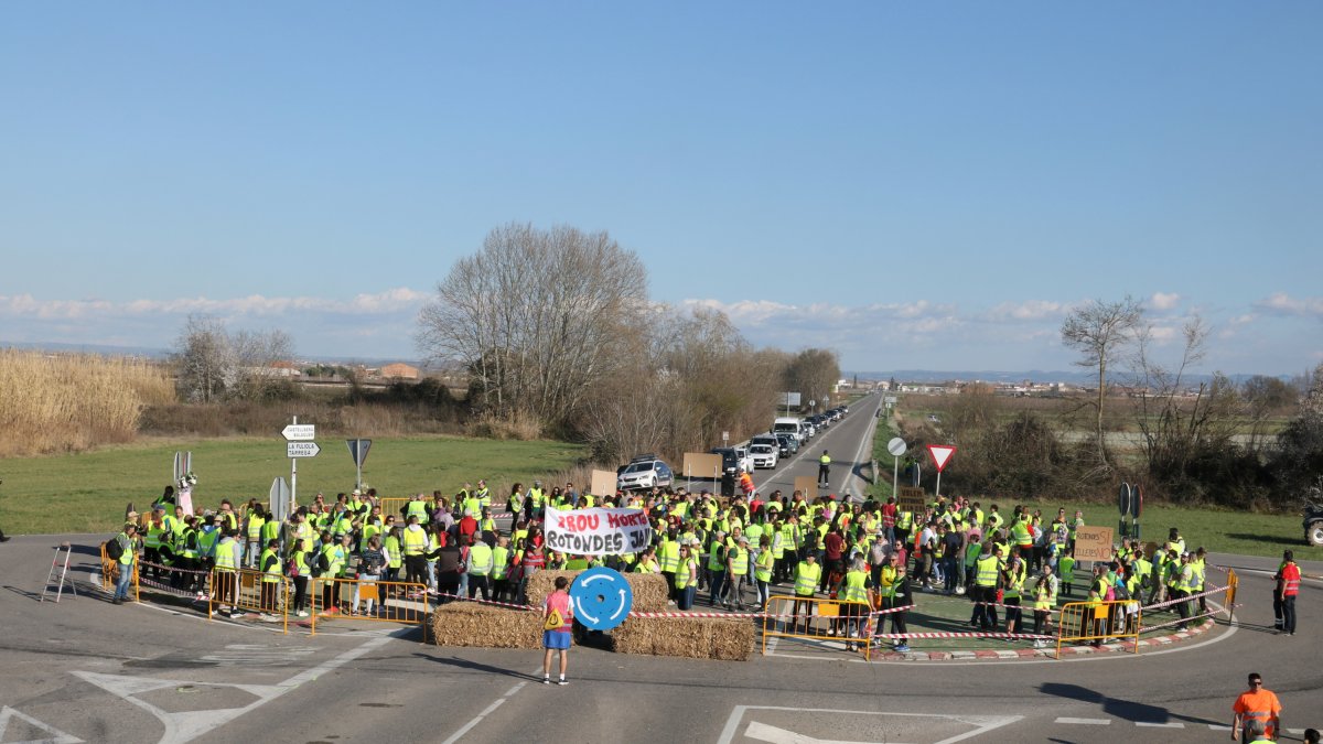 Una protesta para pedir la rotonda en la C-53 en el cruce de Castellserà.