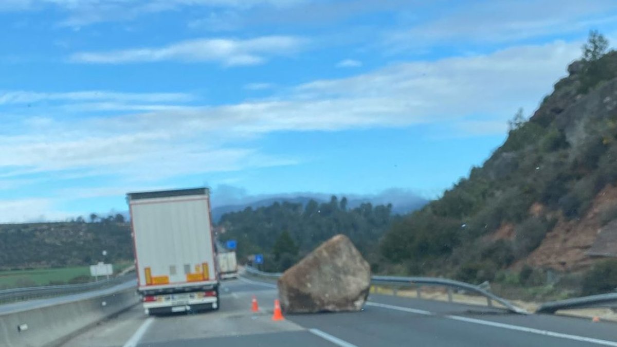 Ensurt a l'Eix Transversal per la caiguda d'una gran roca