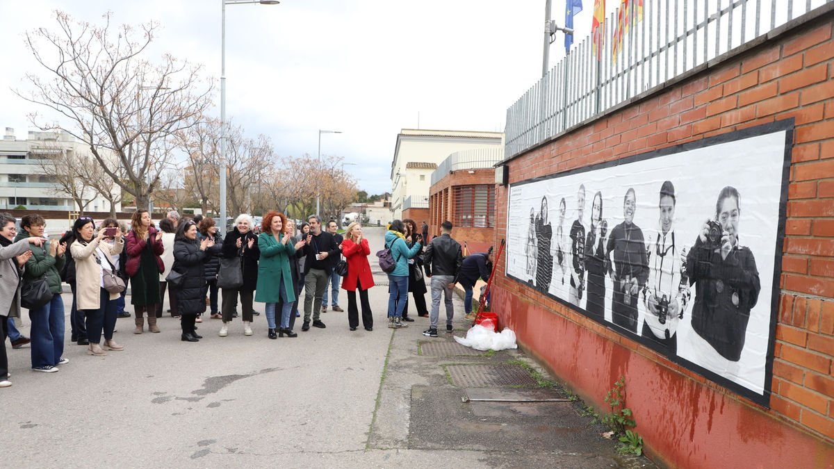 El mural se colocó ayer en los exteriores del Centre Penitenciari Ponent. - MAGDALENA ALTISENT