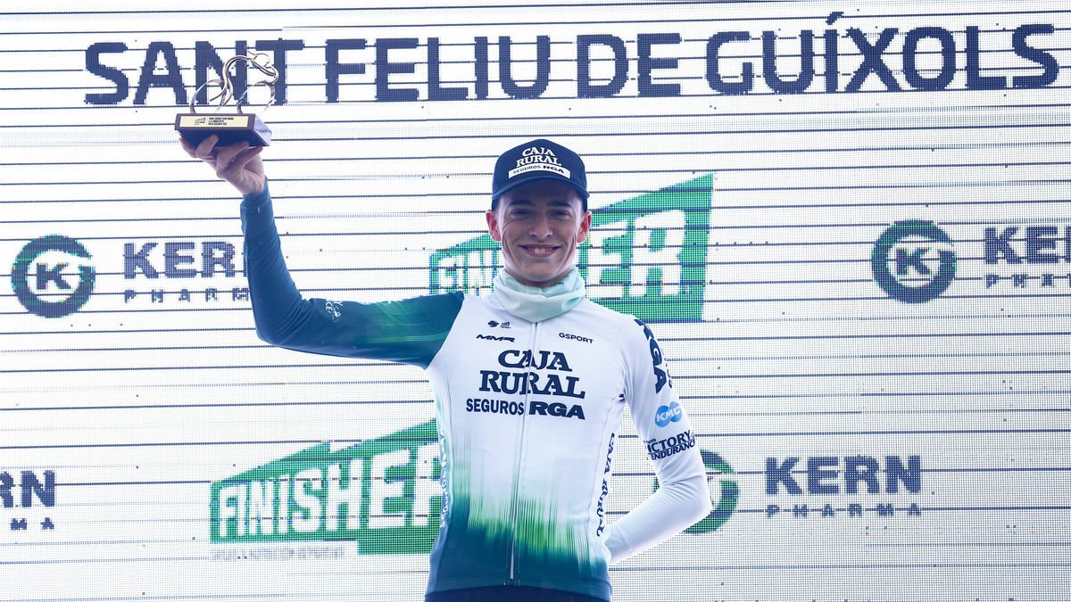 Jan Castellón, amb el trofeu del Premi a la Combativitat després de la primera etapa de la Volta. - TRAM CAJA RURAL-RGA