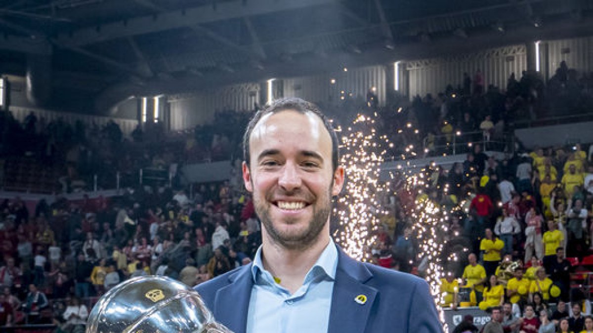 Bernat Canut sosté el trofeu de Copa després de la final. - FEB