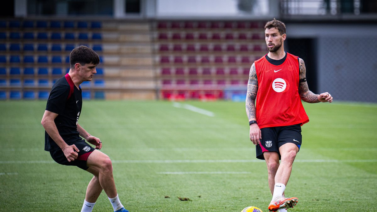 Íñigo Martínez fue la gran novedad del entrenamiento de ayer. - FCB
