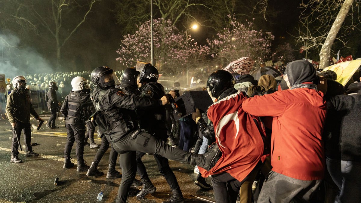 La policia antiavalots turca s’enfronta als manifestants. - EFE/EPA/ERDEM SAHIN
