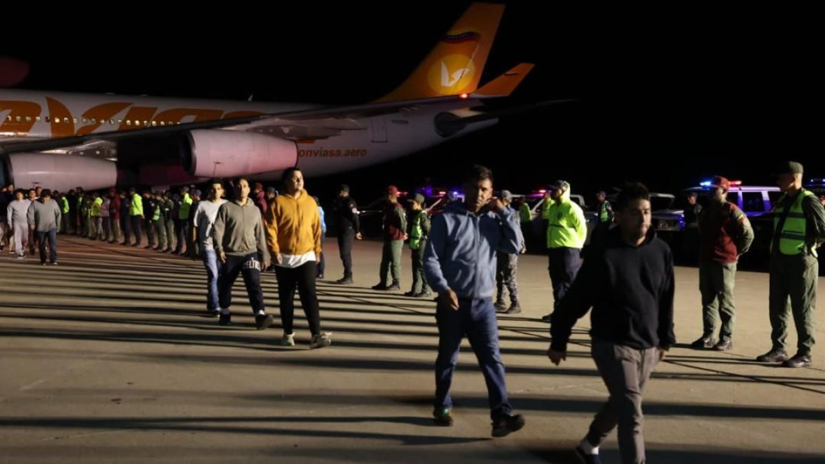 Un grup de dos-cents veneçolans aterren al seu país després de ser deportats pels Estats Units. - MINISTERI D’EXTERIORS DE VENEÇUELA
