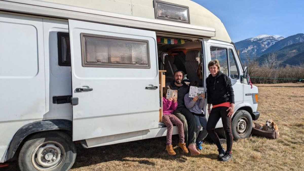 La familia Rosell Gascó vive en una furgoneta instalada en una parcela cedida por un particular.