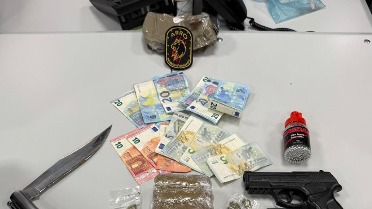 Droga i armes trobades al cotxe de l’arrestat. - MOSSOS D’ESQUADRA
