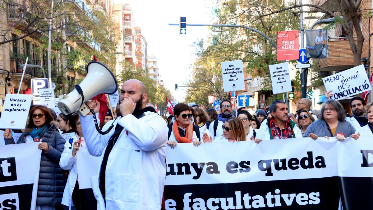 Foto de archivo de una manifestación de médicos en Barcelona durante la huelga de enero de 2023. - ACN
