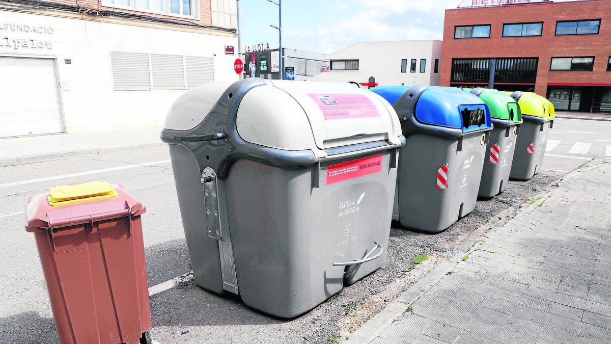 Imatge dels contenidors de totes les fraccions a Lleida. - JORDI ECHEVARRIA