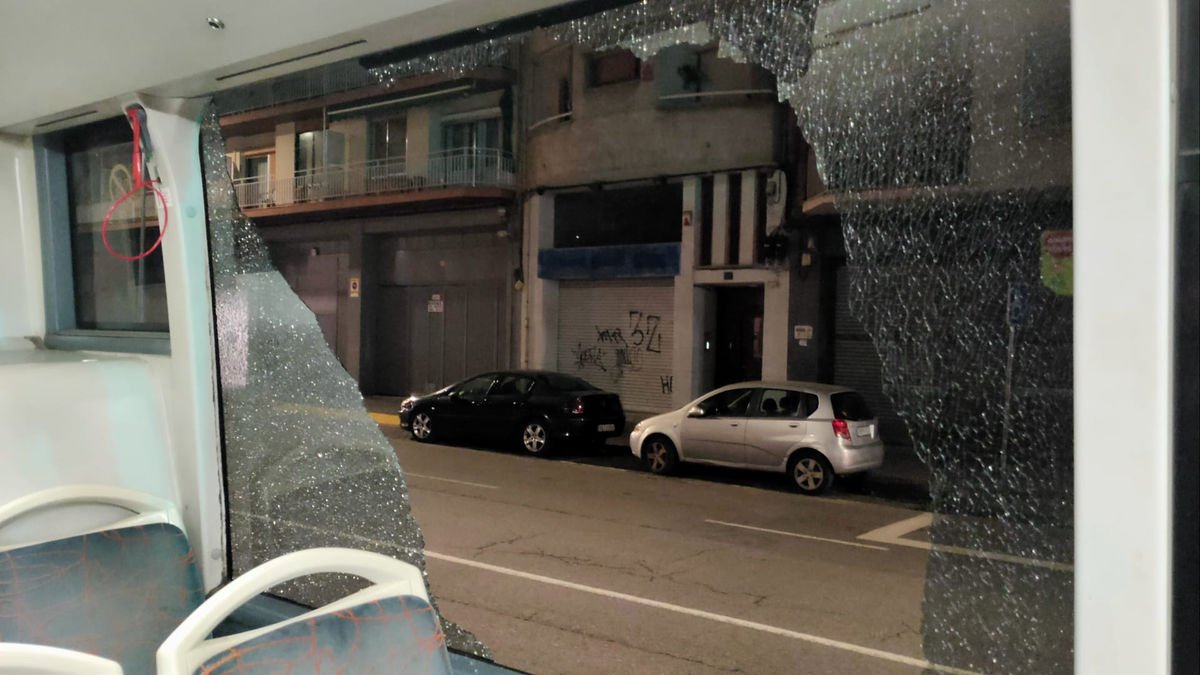 Una finestra trencada d’un autobús urbà. - UGT LLEIDA