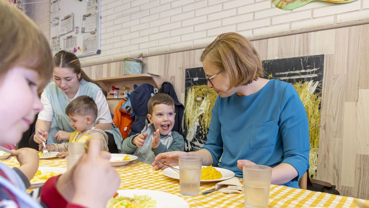 Martí, alumno de I2 de la ‘escola bressol’ de Balàfia, compartió ayer mesa con su madre, además de con sus compañeros, en el comedor. - JORDI ECHEVARRIA