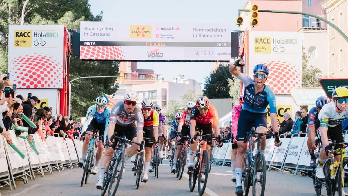 Moment en què Ethan Vernon entra guanyador a la meta de Figueres. - VOLTA CICLISTA A CATALUNYA