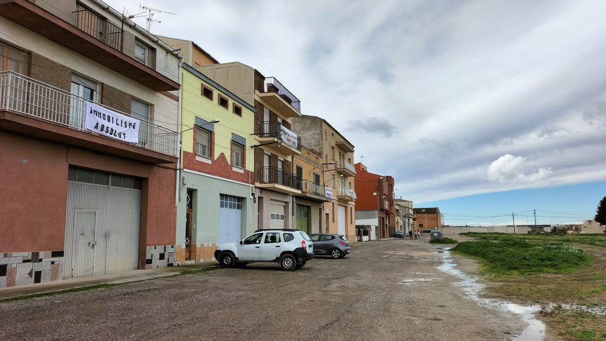 El sábado colgaron pancartas en las viviendas como protesta por la falta de mantenimiento. - E. FARNELL