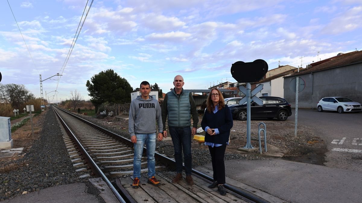 Xavi Acosta, Carles Palau y Maria Dolors Tella, en un paso sin barreras de Sidamon. - J.GÓMEZ