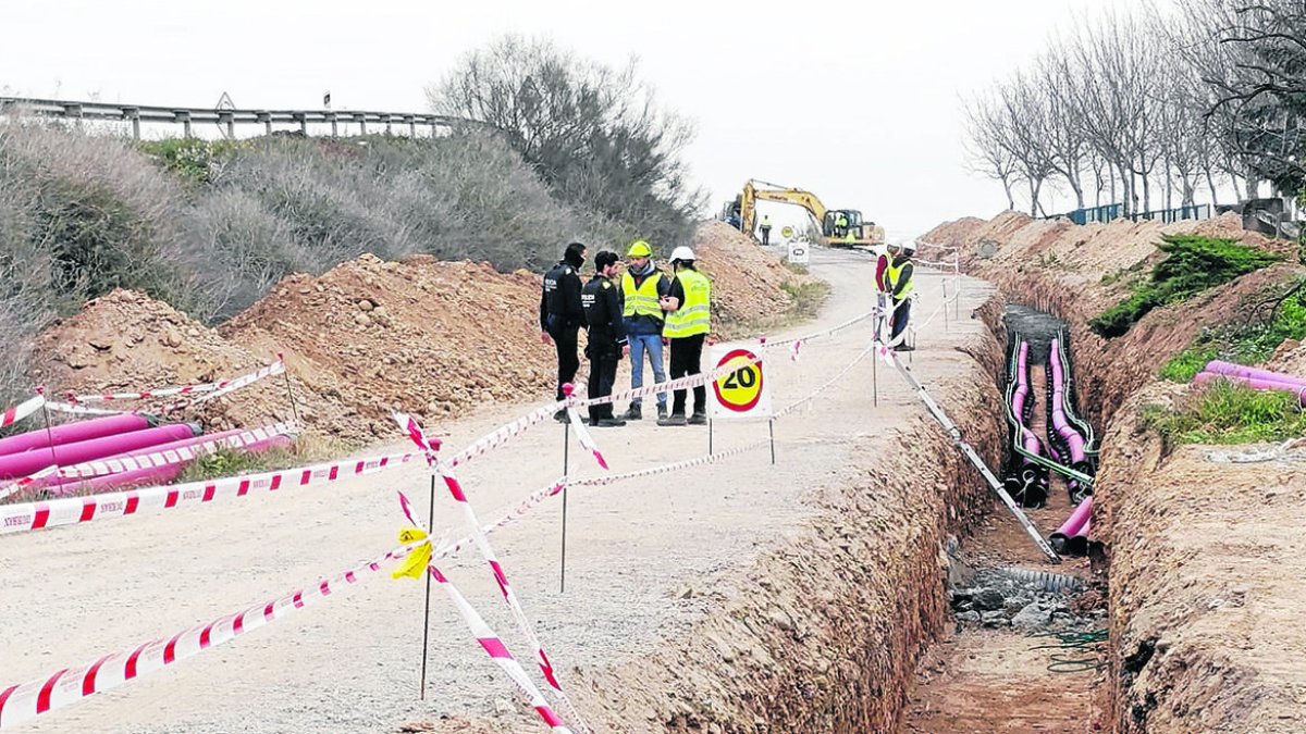 Imagen de archivo de la construcción de una línea eléctrica soterrada en la partida de Rufea. - SE