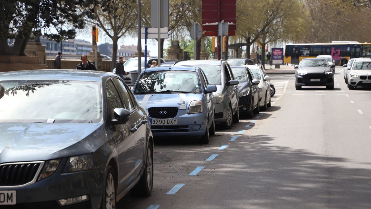 Cotxes estacionats ahir en una zona blava de la ciutat de Lleida. - MAGDALENA ALTISENT