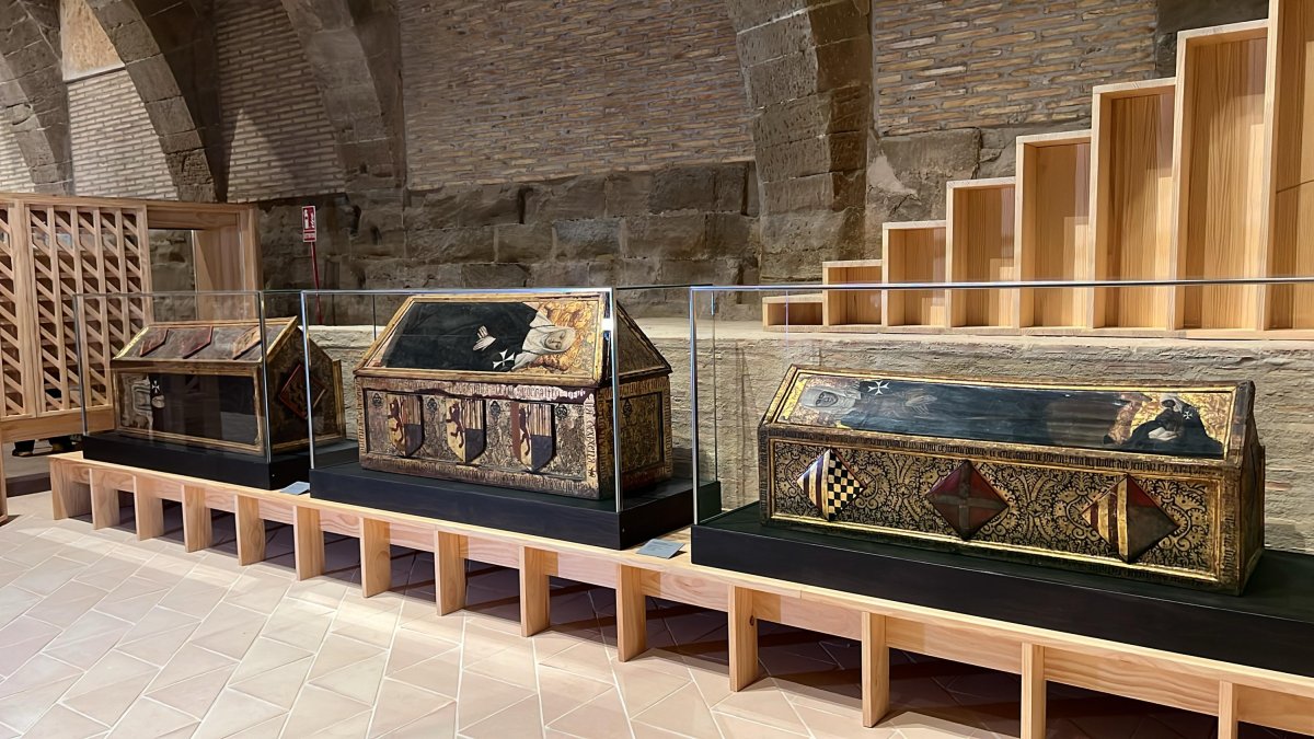 Les caixes sepulcrals del Museu de Lleida, ara exhibides al Monestir de Vilanova de Sixena.