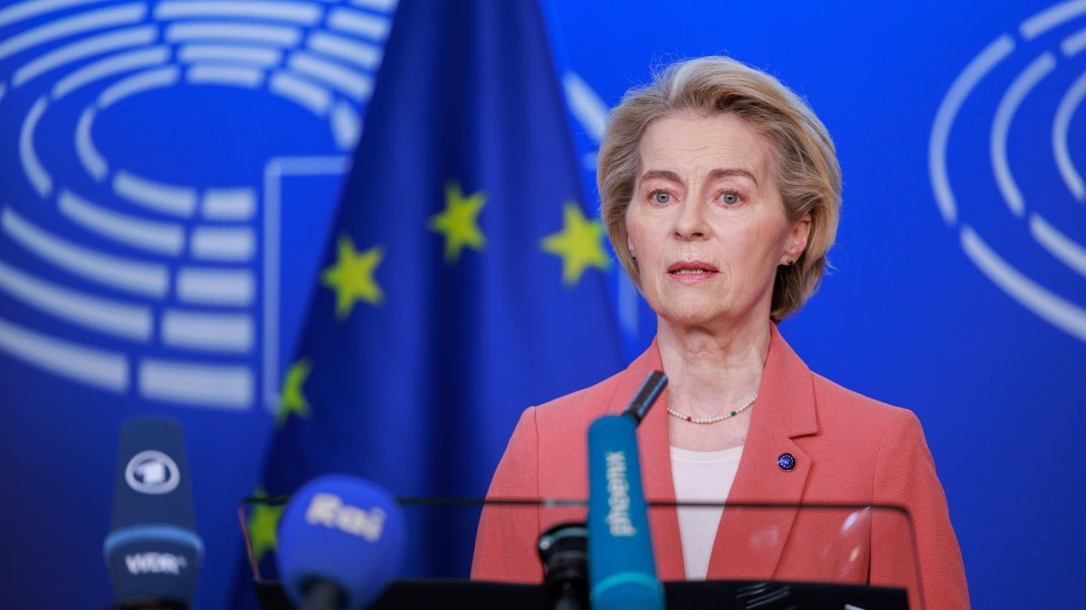 La presidenta de la Comissió Europea, Ursula von der Leyem, en una roda de premsa a Estrasburg .