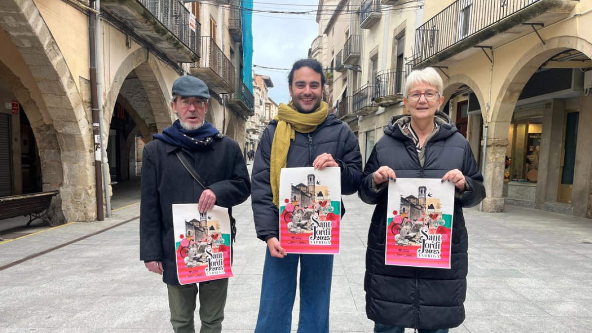 Miembros del consistorio de Tàrrega, con el cartel de Sant Jordi. - AJUNTAMENT DE TÀRREGA