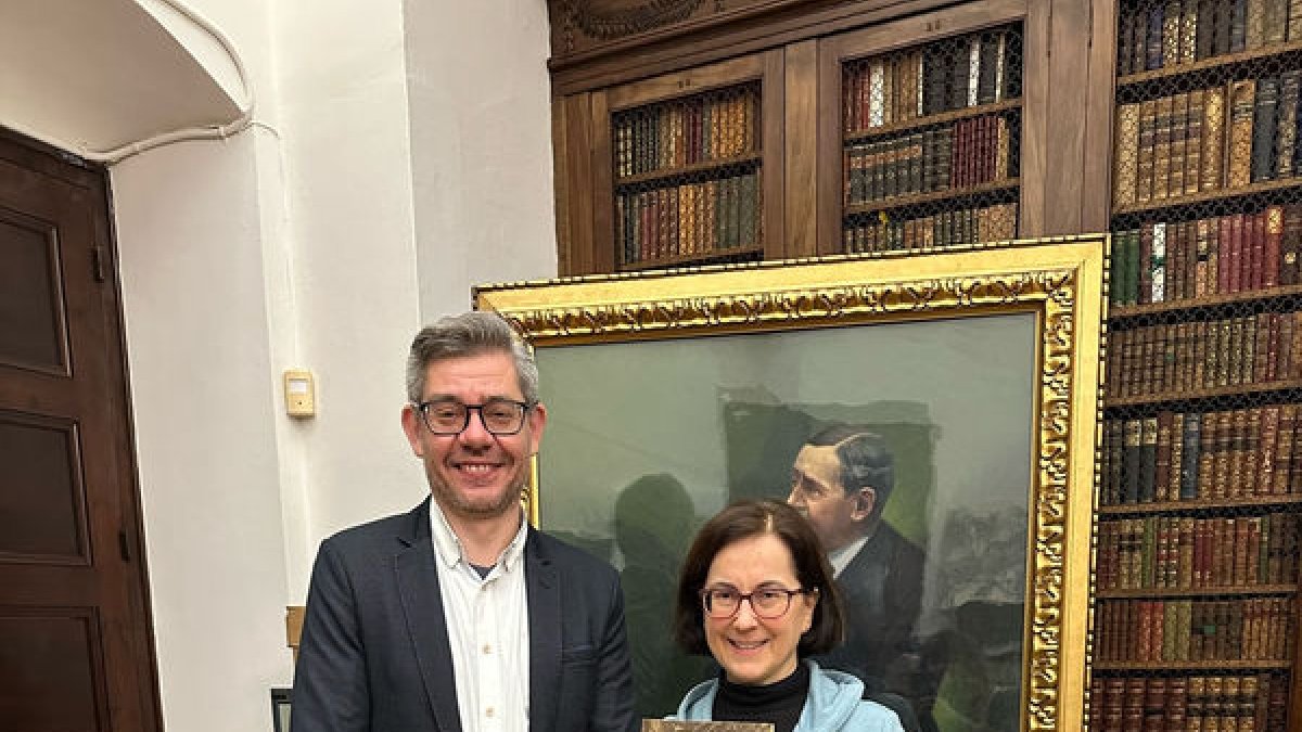 Andreu Vàzquez, del IEI, hizo entrega del ejemplar. - INSTITUT D’ESTUDIS ILERDENCS