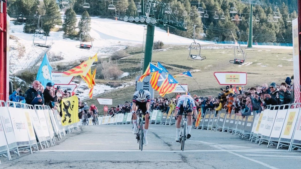 Momento en el que Juan Ayudo bate a Roglic en la meta de la estación de La Molina. - VOLTA CICLISTA A CATALUNYA