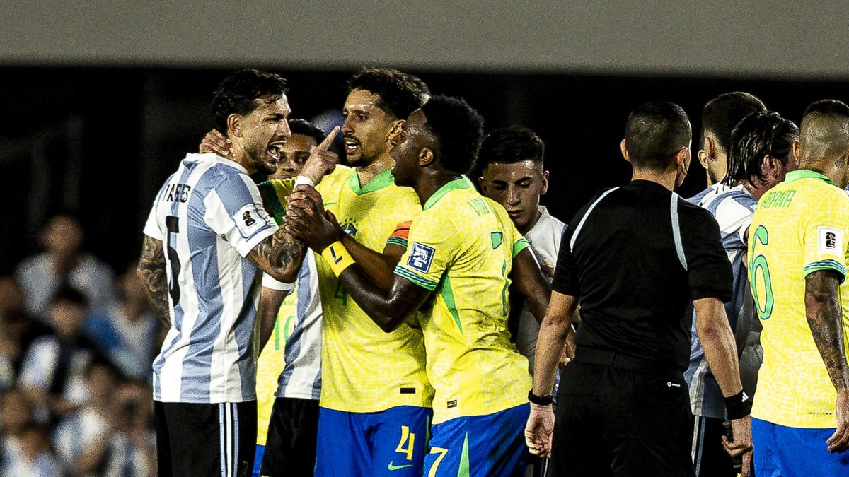 Paredes discuteix amb els brasilers Marquinhos i Vinícius. - EUROPA PRESS