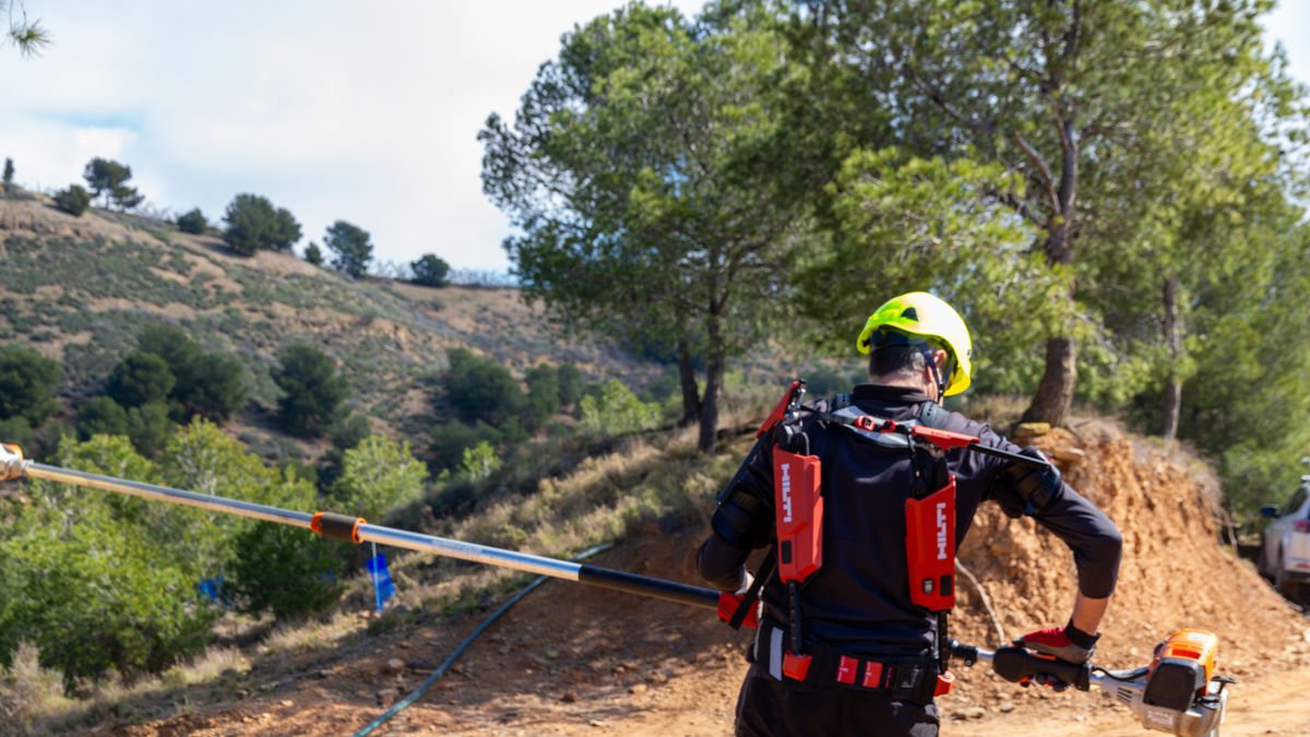 Les brigades de poda incorporen aquesta campanya un exoesquelet. - M. CODINAS