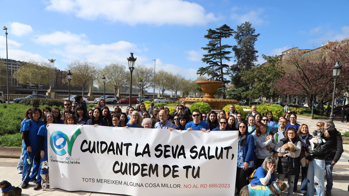 Concentración ayer de veterinarios y veterinarias, además de propietarios y sus mascotas, ante la subdelegación del Gobierno en Lleida. - MAGDALENA ALTISENT