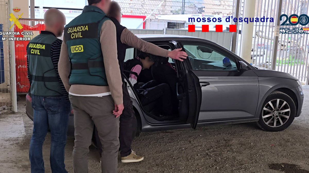 Momento de la detención el martes en Beziers, en Francia, de Allal El Mourabit Ahammar. - M.E./P.N./G.C.
