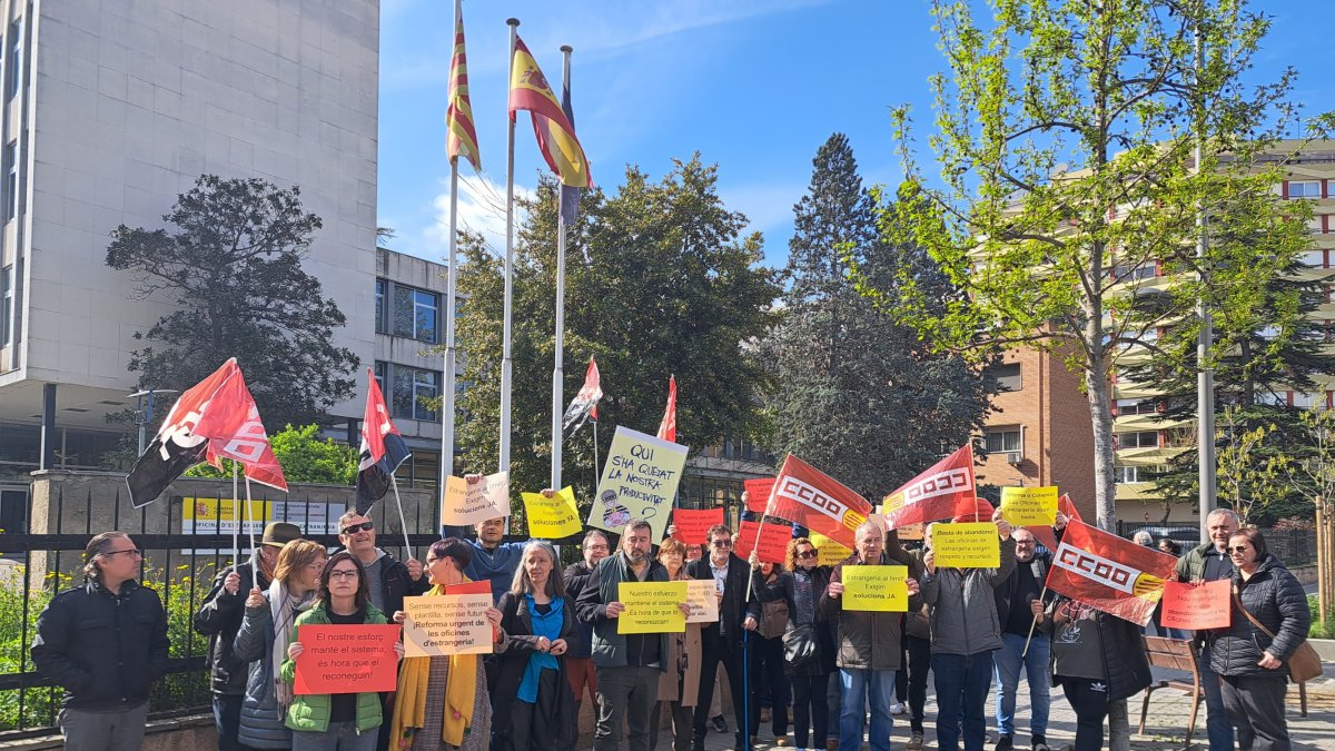 Imagen de la protesta de los trabajadores de la oficina de extranjería de Lleida esta mañana.