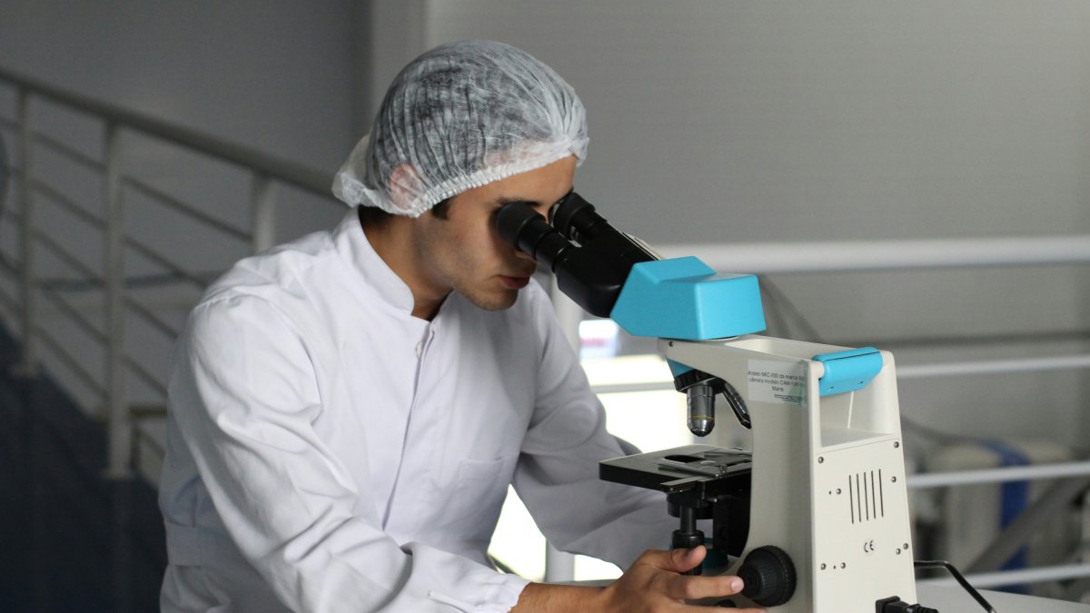 Un investigador en un laboratorio.