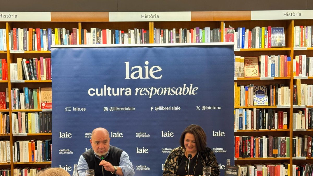 Anna Sàez, ayer en la librería Laie de Barcelona en la presentación del libro junto a su hermano, Ferran. - FRANCESC CANOSA