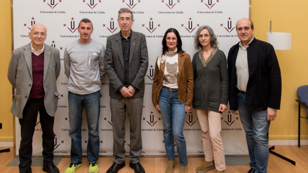 El rector de la UdL, Jaume Puy, junto a representantes de las AEU. - UDL