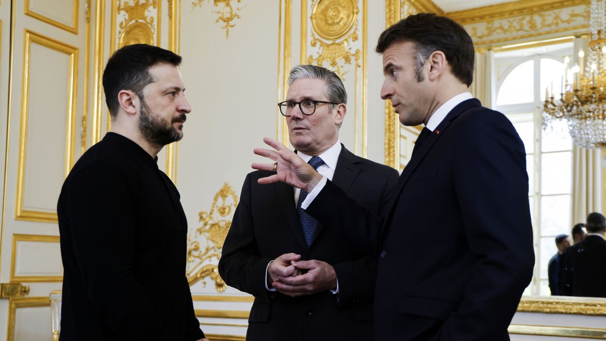Emmanuel Macron y Keir Starmer conversan con Volodímir Zelenski ayer en París. - EFE
